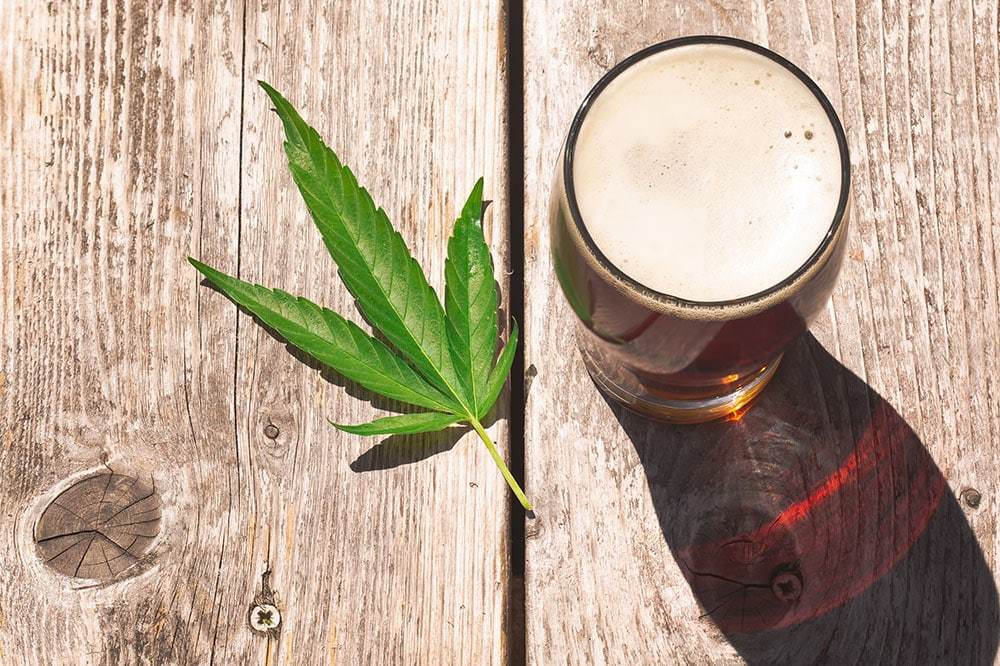 Peut-on mélanger le CBD et l'alcool sans risque ?